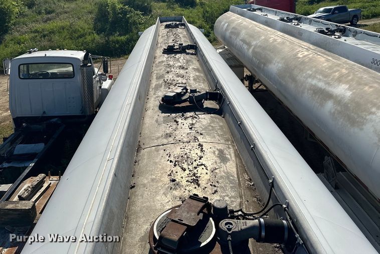 image for item DP8396 1990 Heil  tank trailer