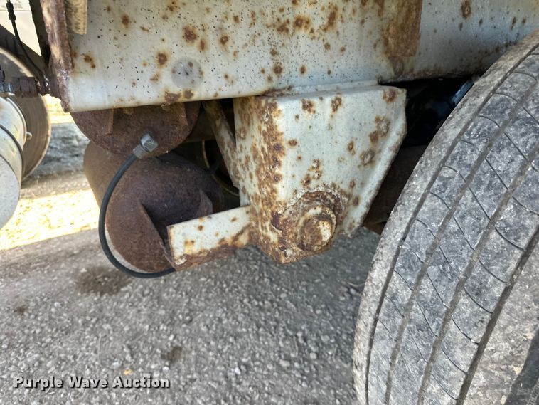 image for item DP8396 1990 Heil  tank trailer