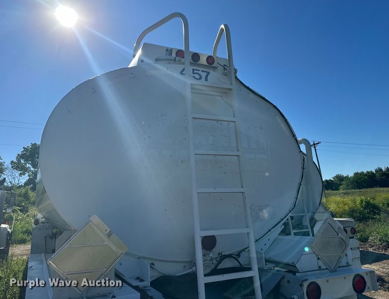 image for item DP8396 1990 Heil  tank trailer