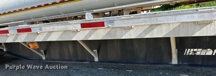 image for item DP8398 1994 Featherlite  1020 drop deck trailer