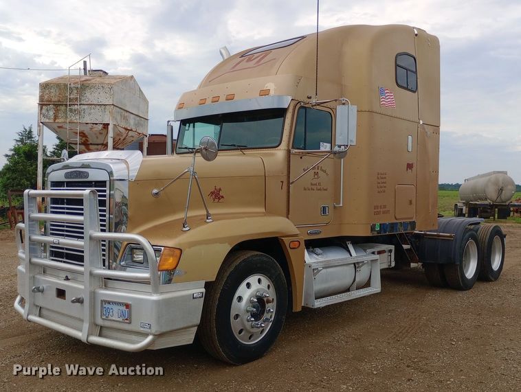 image for item DQ7211 2000 Freightliner  FLD semi truck