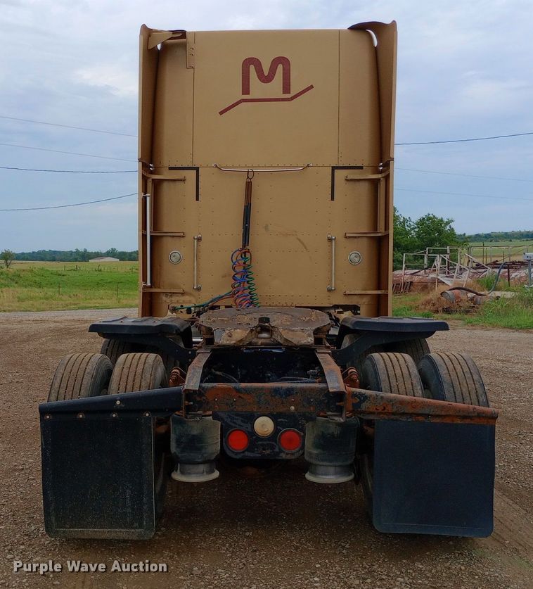 image for item DQ7211 2000 Freightliner  FLD semi truck