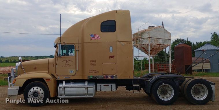 image for item DQ7211 2000 Freightliner  FLD semi truck