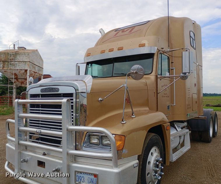 image for item DQ7211 2000 Freightliner  FLD semi truck