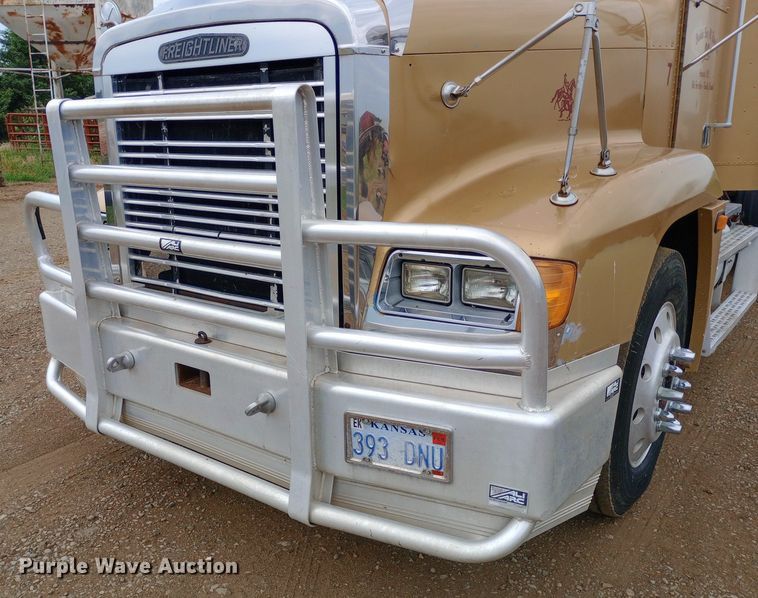 image for item DQ7211 2000 Freightliner  FLD semi truck