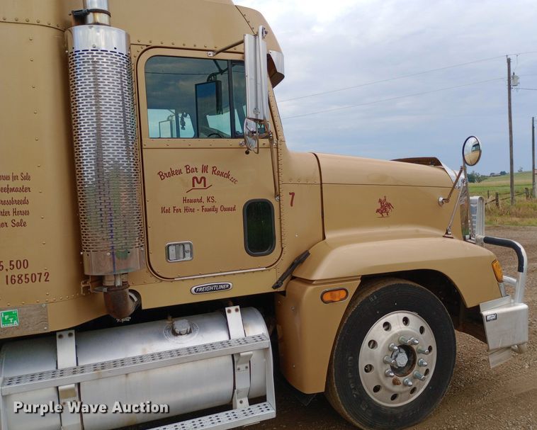 image for item DQ7211 2000 Freightliner  FLD semi truck