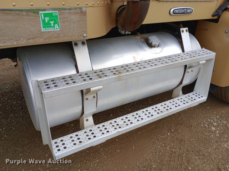 image for item DQ7211 2000 Freightliner  FLD semi truck