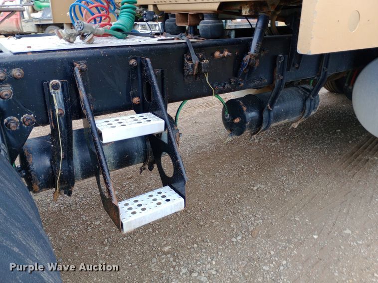 image for item DQ7211 2000 Freightliner  FLD semi truck