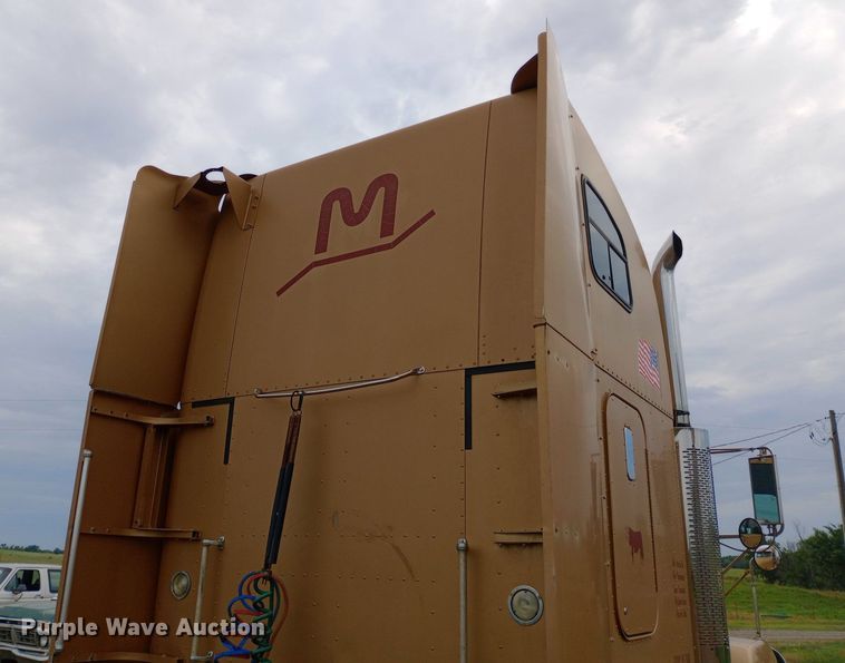 image for item DQ7211 2000 Freightliner  FLD semi truck