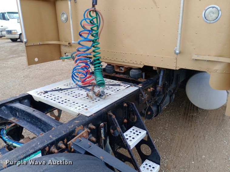 image for item DQ7211 2000 Freightliner  FLD semi truck