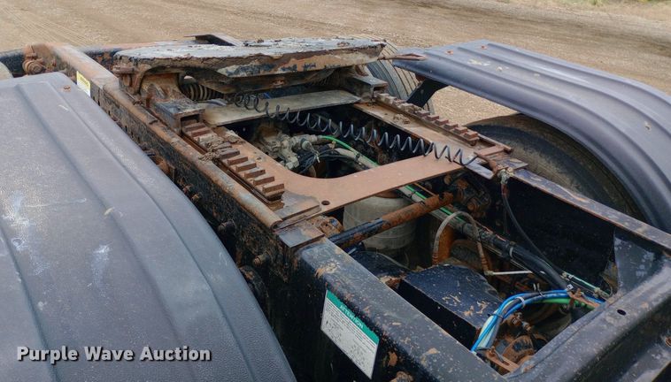 image for item DQ7211 2000 Freightliner  FLD semi truck