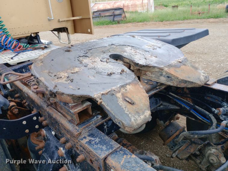 image for item DQ7211 2000 Freightliner  FLD semi truck