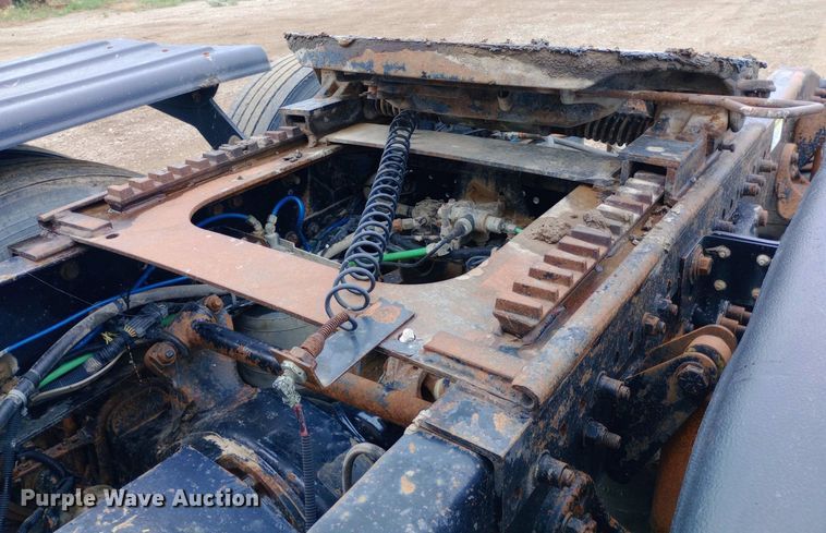 image for item DQ7211 2000 Freightliner  FLD semi truck