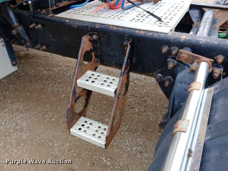 image for item DQ7211 2000 Freightliner  FLD semi truck