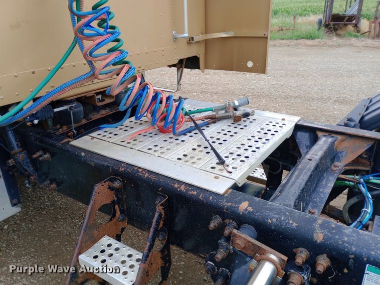 image for item DQ7211 2000 Freightliner  FLD semi truck