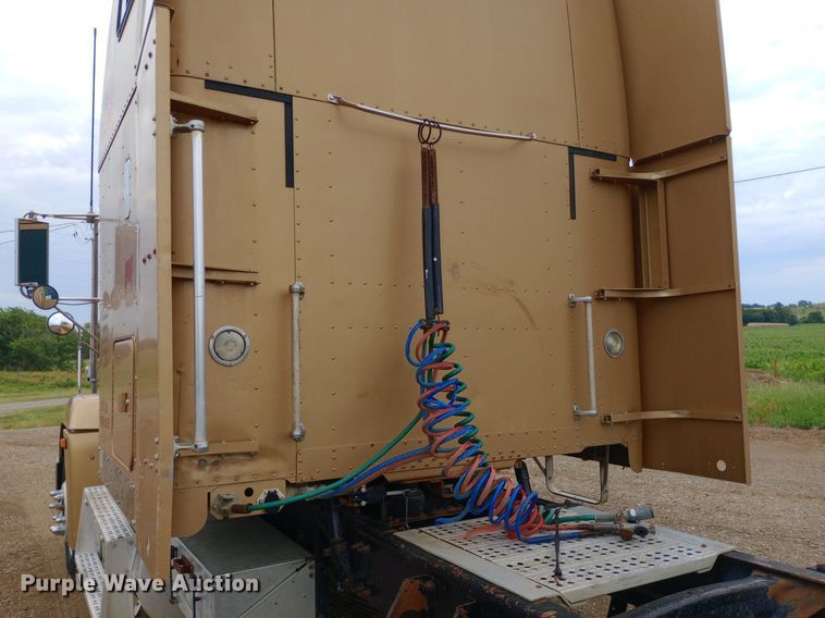 image for item DQ7211 2000 Freightliner  FLD semi truck