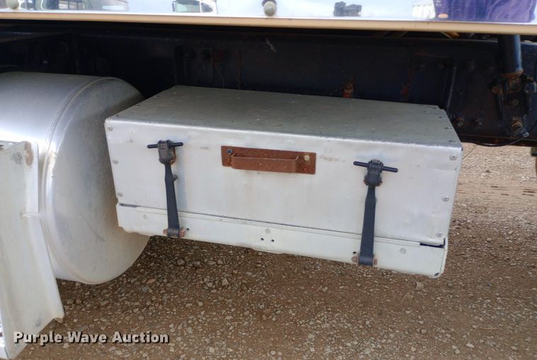 image for item DQ7211 2000 Freightliner  FLD semi truck