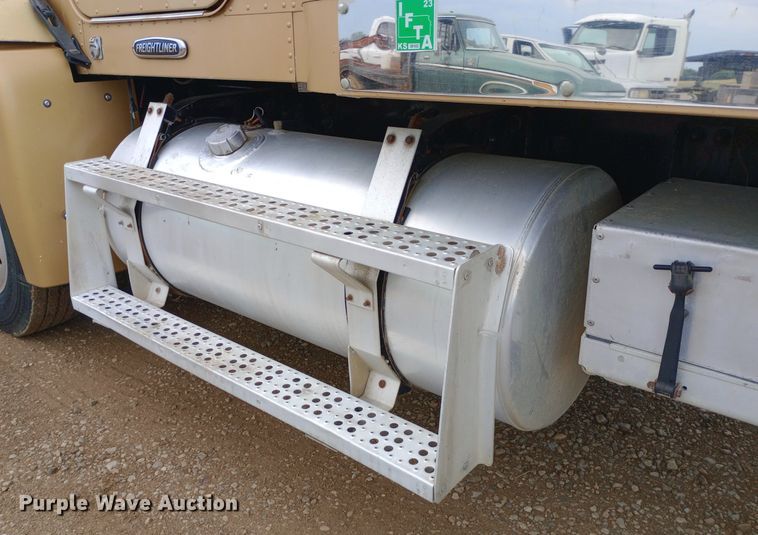 image for item DQ7211 2000 Freightliner  FLD semi truck