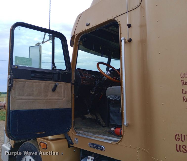 image for item DQ7211 2000 Freightliner  FLD semi truck