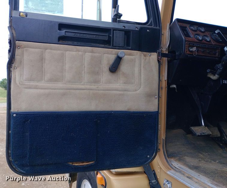 image for item DQ7211 2000 Freightliner  FLD semi truck