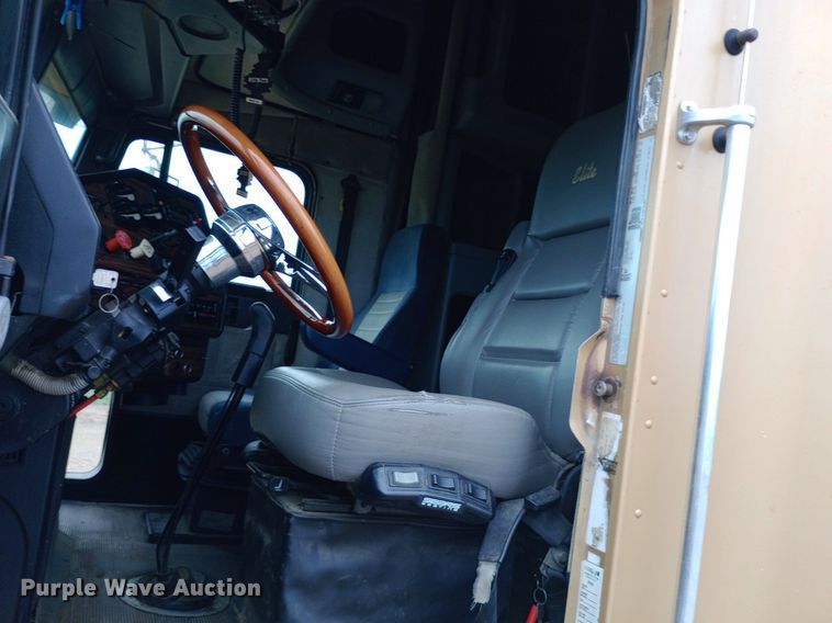 image for item DQ7211 2000 Freightliner  FLD semi truck