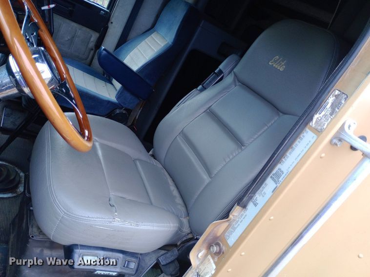 image for item DQ7211 2000 Freightliner  FLD semi truck