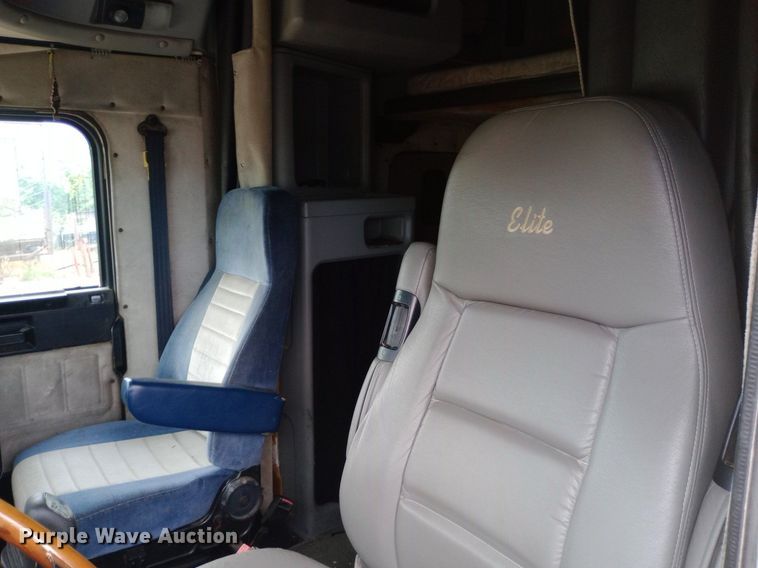 image for item DQ7211 2000 Freightliner  FLD semi truck