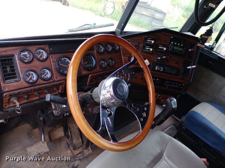 image for item DQ7211 2000 Freightliner  FLD semi truck