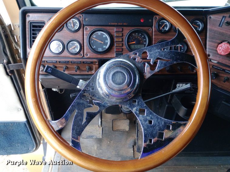 image for item DQ7211 2000 Freightliner  FLD semi truck