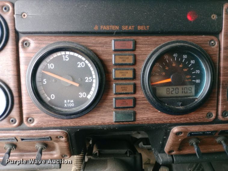 image for item DQ7211 2000 Freightliner  FLD semi truck