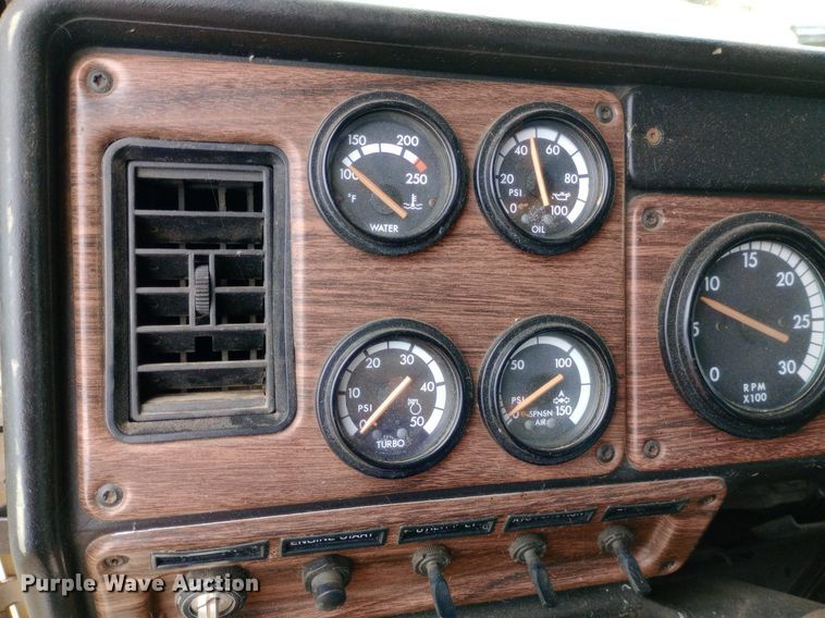 image for item DQ7211 2000 Freightliner  FLD semi truck