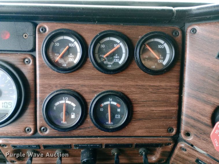 image for item DQ7211 2000 Freightliner  FLD semi truck