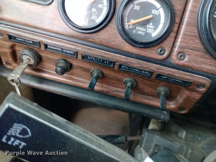 image for item DQ7211 2000 Freightliner  FLD semi truck