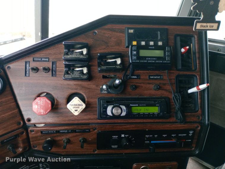 image for item DQ7211 2000 Freightliner  FLD semi truck