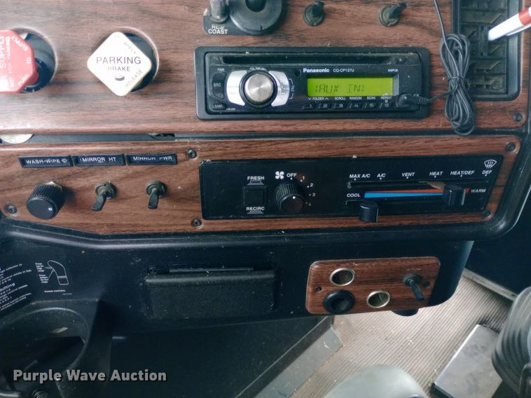 image for item DQ7211 2000 Freightliner  FLD semi truck