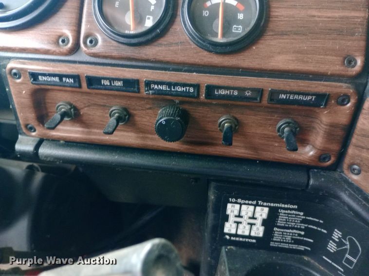 image for item DQ7211 2000 Freightliner  FLD semi truck