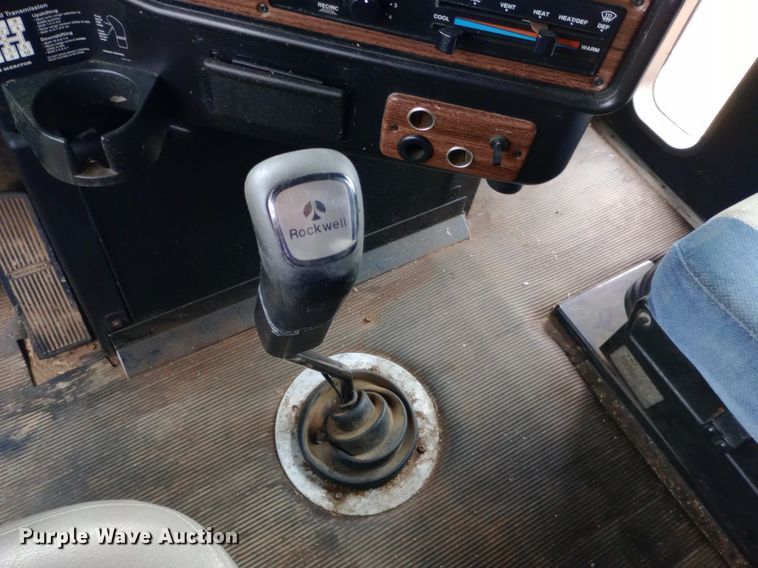 image for item DQ7211 2000 Freightliner  FLD semi truck