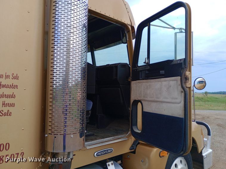 image for item DQ7211 2000 Freightliner  FLD semi truck