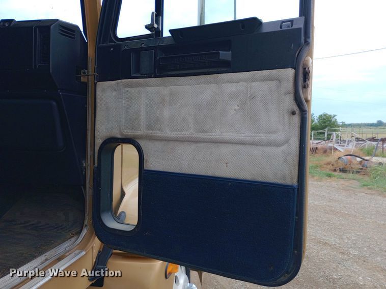 image for item DQ7211 2000 Freightliner  FLD semi truck