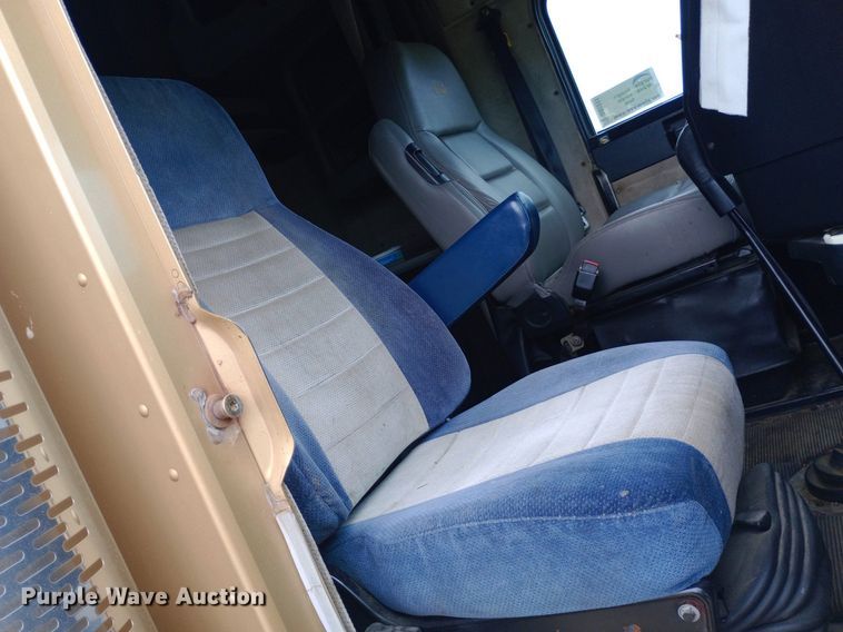 image for item DQ7211 2000 Freightliner  FLD semi truck