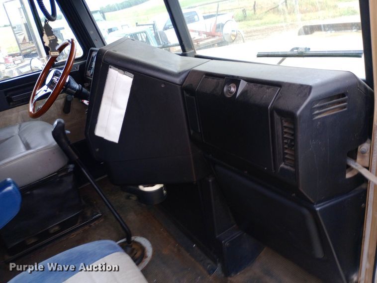 image for item DQ7211 2000 Freightliner  FLD semi truck