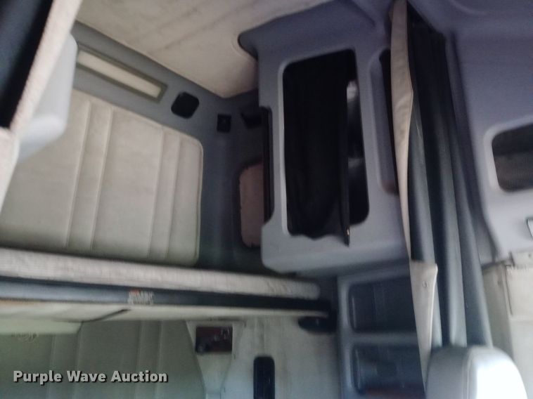 image for item DQ7211 2000 Freightliner  FLD semi truck