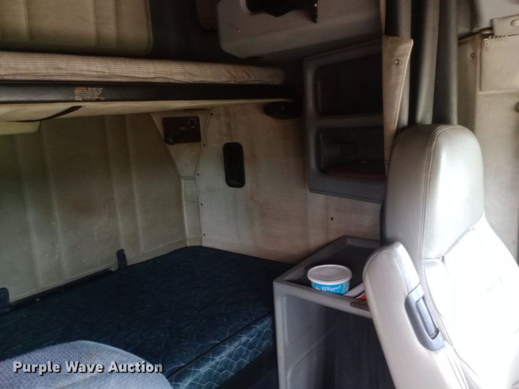 image for item DQ7211 2000 Freightliner  FLD semi truck