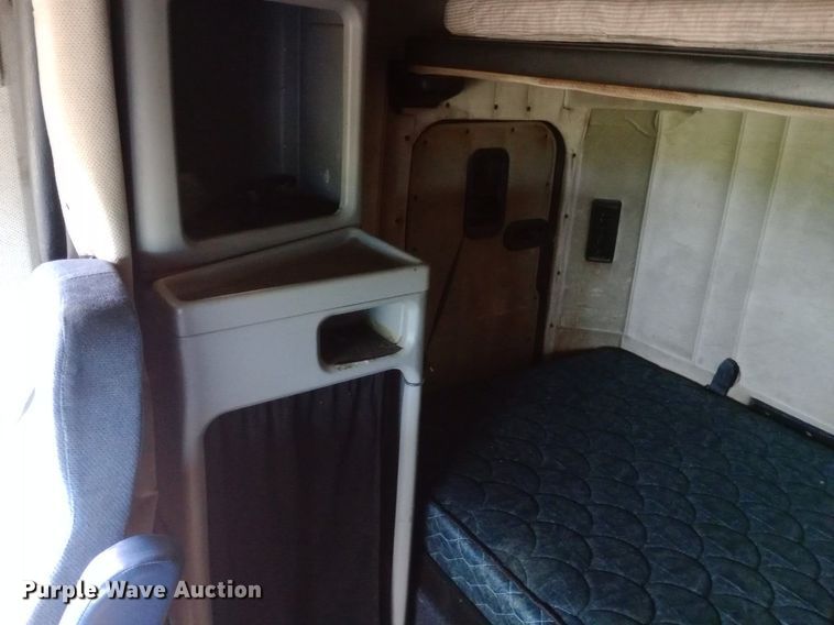 image for item DQ7211 2000 Freightliner  FLD semi truck