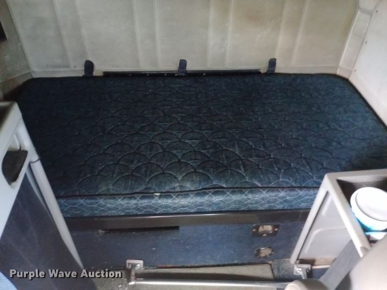 image for item DQ7211 2000 Freightliner  FLD semi truck