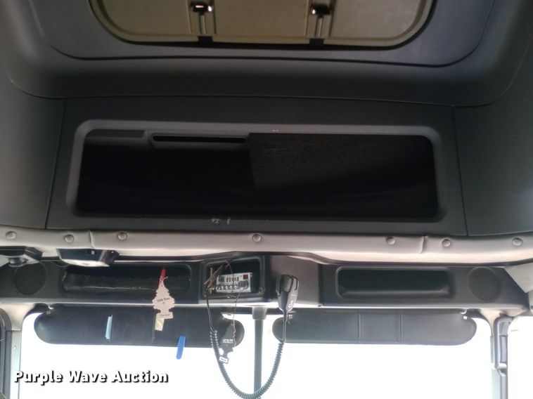 image for item DQ7211 2000 Freightliner  FLD semi truck