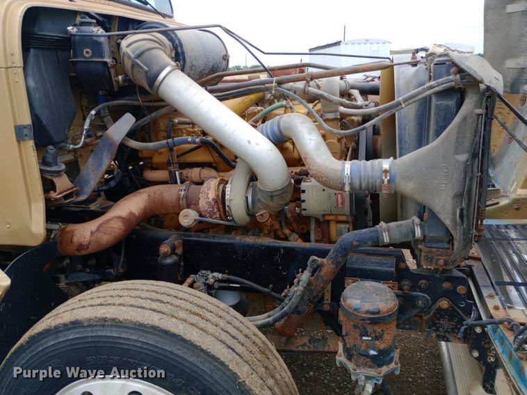 image for item DQ7211 2000 Freightliner  FLD semi truck