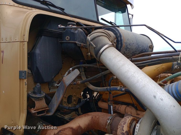 image for item DQ7211 2000 Freightliner  FLD semi truck