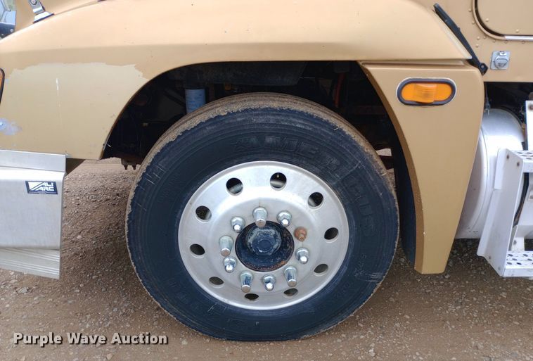 image for item DQ7211 2000 Freightliner  FLD semi truck