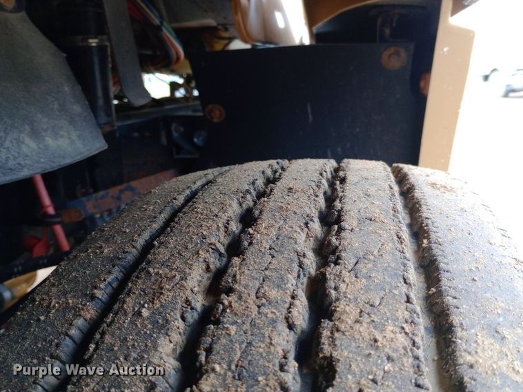 image for item DQ7211 2000 Freightliner  FLD semi truck